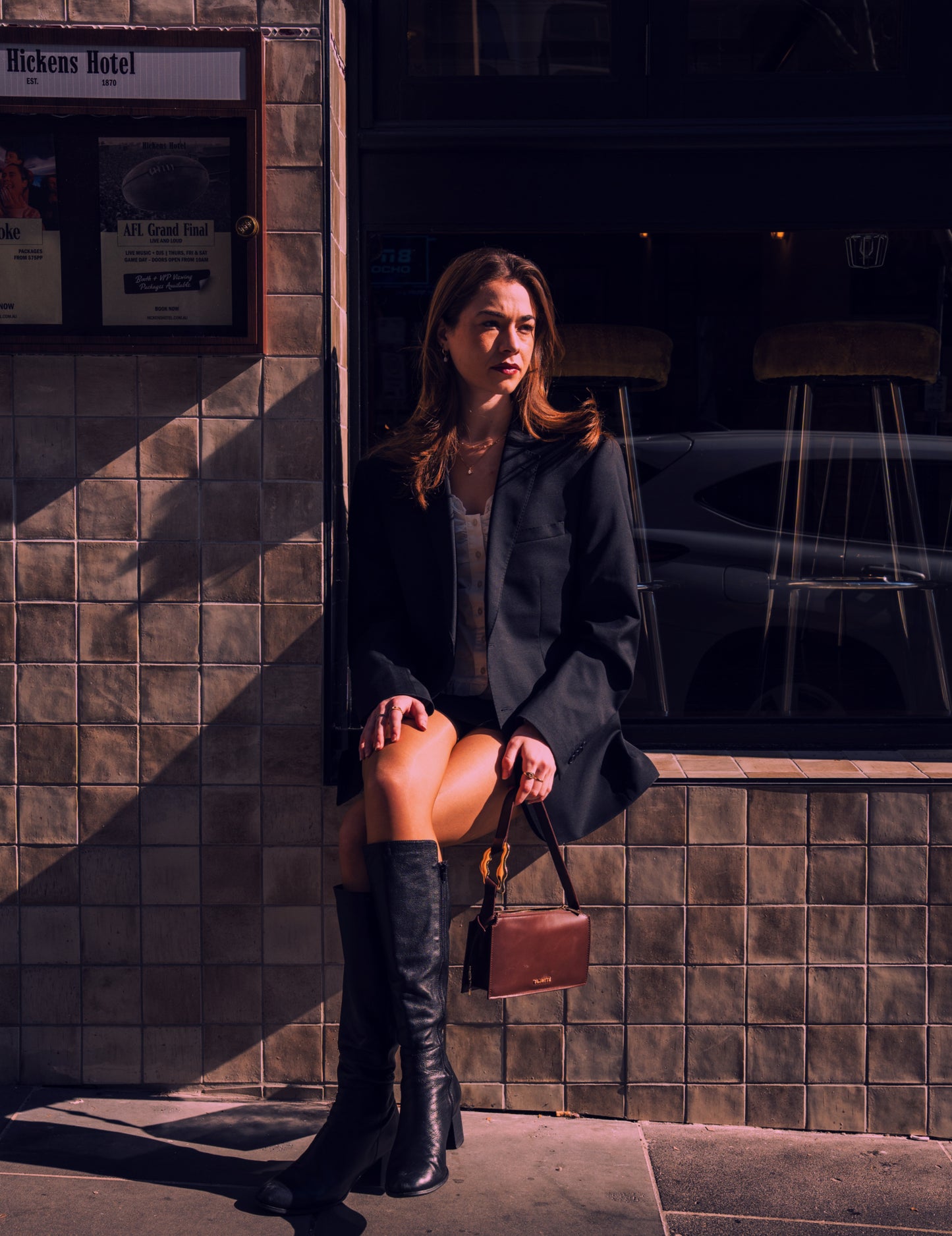 nicole_bag_clarite_Evening_bag_statement_gold_vintage_big_buckle_brown_close_up_shoulderbag_detail_formal_cocktail